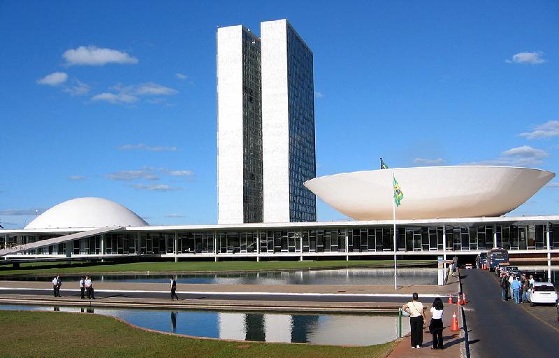 Kongresi Kombtar i Brazilit, modeluar nga Oscar Niemeyer.
