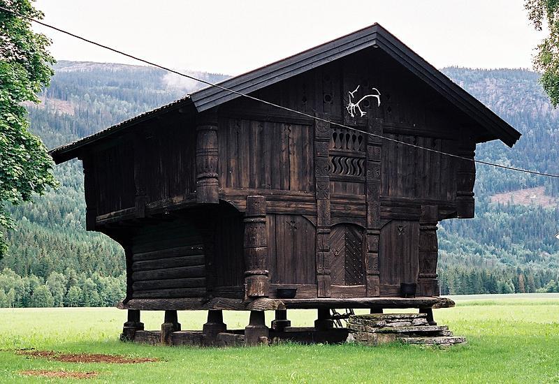 Arkitektura vernakulare n Norvegji: dru dhe e ngritur mbi nivelin e toks.