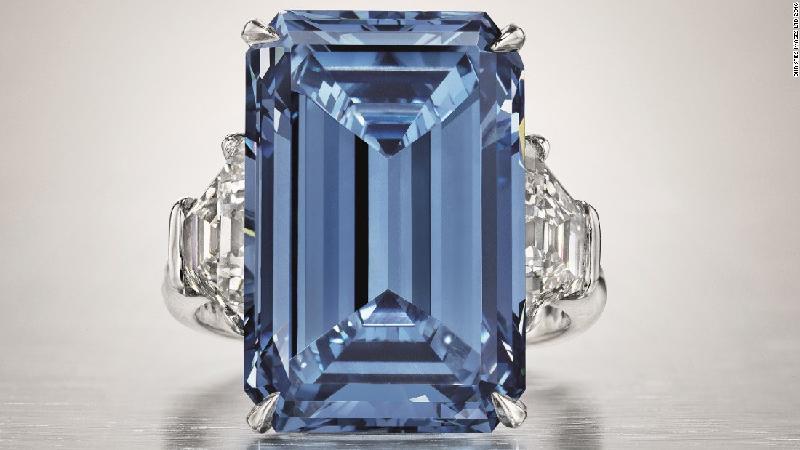 Diamantt ngjyr blu jan diamantt m t rrall dhe m t shtrenjt n bot.